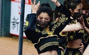 啦啦隊女孩大秀川字肌！楚知嫣超興奮：放大到模糊