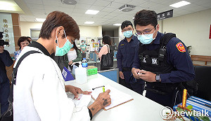 警察濫權爭議  不能當場拒絕警方臨檢? 石明謹 : 那 「人民得拒絕之」豈不形同虛文?