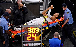 NBA／驚！魔術菜鳥開放性骨折　隊友暖心脫衣蓋傷口(影)