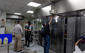 新北勞檢路易莎中央工廠8名勞工中毒意外 發現烤箱排風未開啟