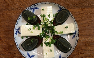 皮蛋豆腐灑「3料1醬」沒人要吃！老饕：再加蒜泥完美結合