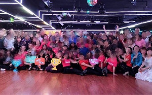 武漢肺炎》七旬確診老翁熱舞4.5小時 網友驚曝百位舞友合照：幾乎都沒戴口罩！