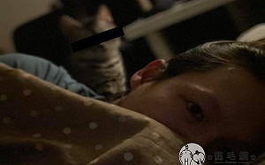 賴床裝睡遭「背後靈」狂盯20分鐘　爸：對到眼就完了！