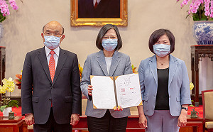 51勞動節前 蔡英文簽署職災保險法、盼落實成勞工靠山