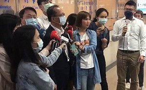 不願為難刑事局 陳嘉昌偕松山分局長繳交手機：北檢較具公信力