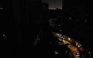 桃園凌晨停電！民眾打爆台電客服｢連手機都沒訊號｣王浩宇狂接電話