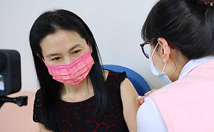 AZ疫苗晚1週就打不到 網美Emma:風水輪流轉