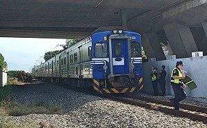 一天兩度出包！區間車松山車站突冒白煙   台鐵：全車種特檢煞車