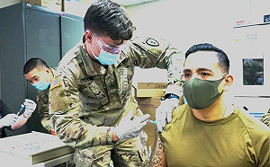 美媒:軍人8%染疫25死 白宮研議強制接種疫苗