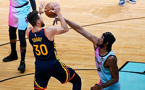 NBA/Curry單季破300三分卻輸球 球哥狂砍33分逆轉勇士