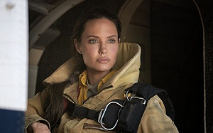 裘莉久違再接動作片！《那些要我死的人》親自上陣練救火