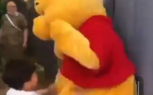 上海迪士尼「小熊維尼」遭男童猛打 網喊:造反了 對領導人不敬