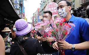 國民黨大咖合體街頭送康乃馨拉票  江啟臣籲828出門投票反萊豬