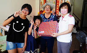 6旬嬤獨力照顧病夫及2孫  何欣純讚她「用愛過好每一天」