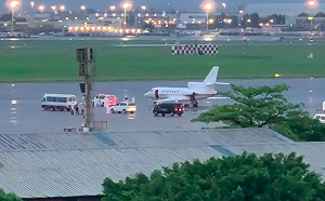 醫療專機抵台 駐印度2官員確診火速送醫