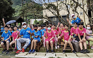 萬里國小校慶贈「復刻版運動服」 偏鄉學童守護百年校史