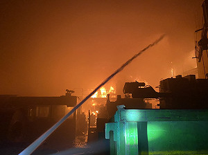 快訊》高雄燁聯鋼鐵傳火警!疑為油槽起火 警消灌救一名員工送醫