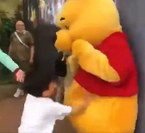 (影)其名不可說!上海迪士尼小熊維尼遭痛毆 中國媒體全改稱「噗噗熊」