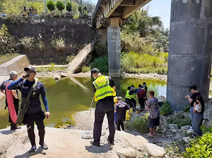 台中頭汴坑溪邊烤肉2溺死!家屬控游泳男掙扎拉下7歲童 改口不告了
