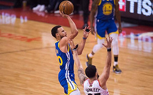 NBA/關鍵!Curry飆進逆轉致勝三分彈 助勇士險勝爵士