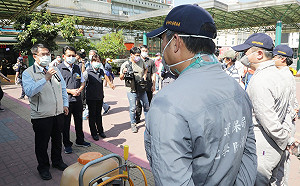 全台疫情警戒提升第二級 黃偉哲視察台南火車站大消毒