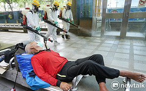 現場直擊》萬華阿公店爆武漢肺炎確診案例 疫情險峻卻吸引民眾聚集議論看熱鬧