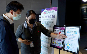 高市府提升防疫措施  新聞局長董建宏視察影城執行情形
