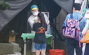 確診父傳染妻女確診 桃國小全校明起停課 匡列73名師生擴大採檢