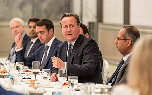 英前首相走鐘!卡麥隆被爆癡漢上身 狂發簡訊遊說