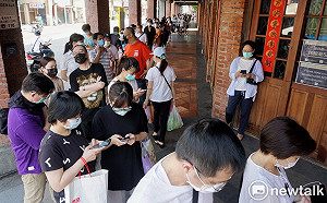 現場直擊》新冠肺炎快篩爆量 阿北清晨四點半就排隊
