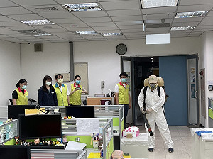 本土疫情升溫!毒防局加強消毒工作 區隔洽公民眾與工作人員動線