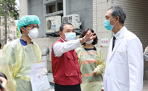 新北聯醫板橋院區首設「社區篩檢站」 200個號碼牌半小時發光