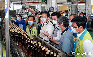 黃偉哲感謝隆田酒廠生產防疫酒精  強調民生防疫物資充足無需囤積