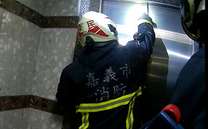 17日晚間嘉義又分區停電  民眾受困電梯獲救