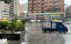 快訊》大雨特報來了!氣象局:2縣市防雷擊及強陣風