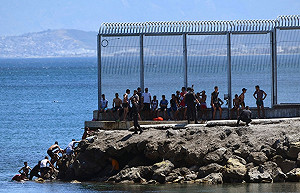 史無前例 摩洛哥不管自家偷渡客 5000人游泳前往西班牙屬地