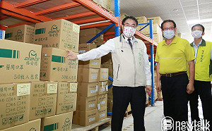 黃偉哲視察醫療級口罩生產情形 感謝廠商配合防疫物資供應