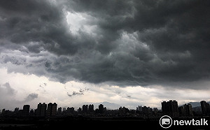 梅雨系統活躍起來了！專家曝2波鋒面接近時間