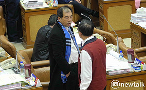 國民黨新北議會黨團周勝考挺侯友宜 批羅致政、何博文亂噴政治口水