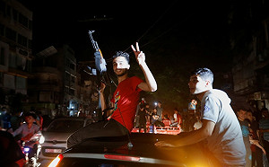 以巴停火協議生效 上千巴勒斯坦居民興奮上街 在廢墟前比V