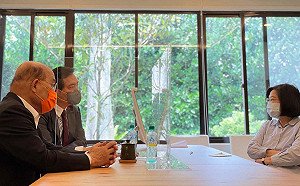 安啦！府發言人貼蘇貞昌進總統官邸 隔透明隔板會談照片