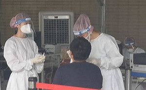 武漢肺炎》7天累積1824本土確診！指揮中心撥發100萬N95口罩、防護衣給地方