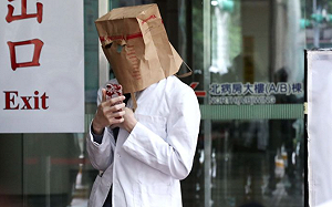 po「紙袋人」照片 醫師潘建志 :「我本來以為是地獄梗圖 結果是真的」!