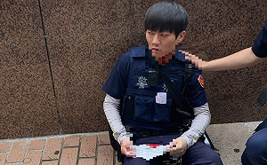 不爽未戴口罩被盤查 通緝犯街友持刀傷警