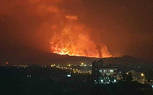 (影)民主剛果火山噴發數千居民逃難 鄰近大城奉命撤離