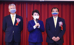 雪中送炭！金手獎得獎企業送暖  贈中市1萬5千劑快篩試劑抗疫