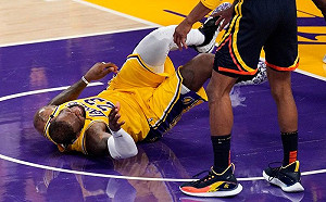 NBA／詹皇又演了嗎？「LeFlop」一詞衝上熱搜關鍵字(影)