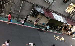 防疫模範社區！婆媽「倒垃圾奇景」曝　網全跪：根本專業