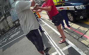 天罰？不戴口罩遇警攔就烙跑 雙北已有2男自跌慘摔被捕