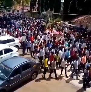 深信可以去除瘟疫 印度數百人參加「神馬」葬禮 慘遭整個封村